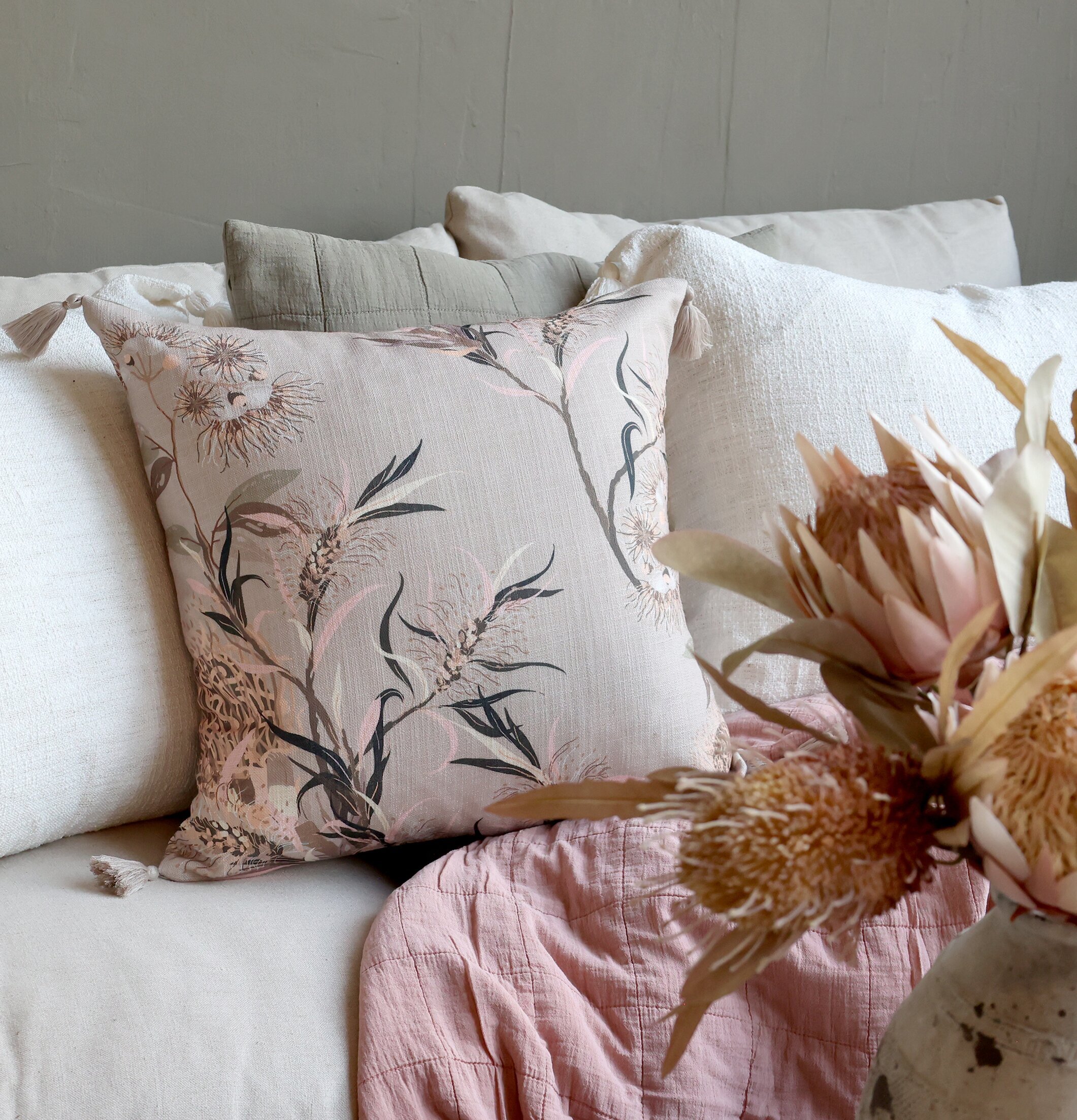 Kuddfodral Aix Vintage Pink från Chic Antique på en soffa