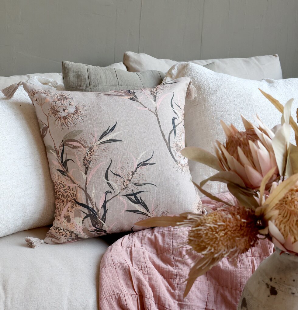 Kuddfodral Aix Vintage Pink från Chic Antique på en soffa