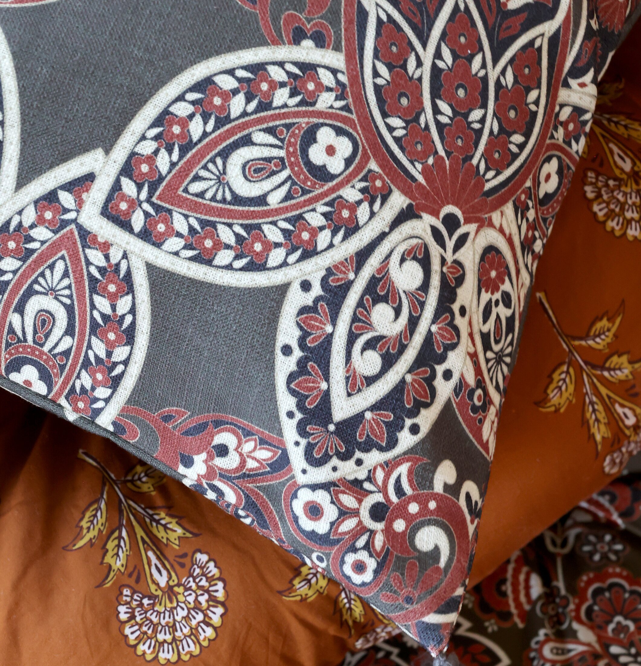 Kuddfodral Aix Grön/Terracotta från Chic Antique på soffa