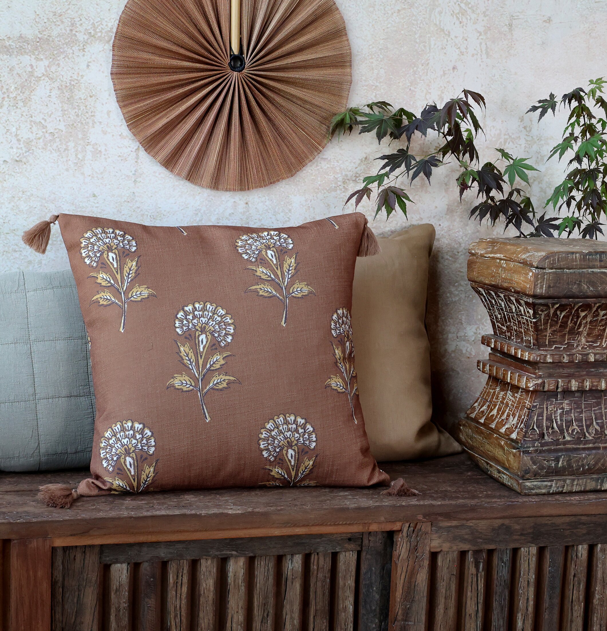 Kuddfodral Aix Terracotta från Chic Antique på rustik träyta