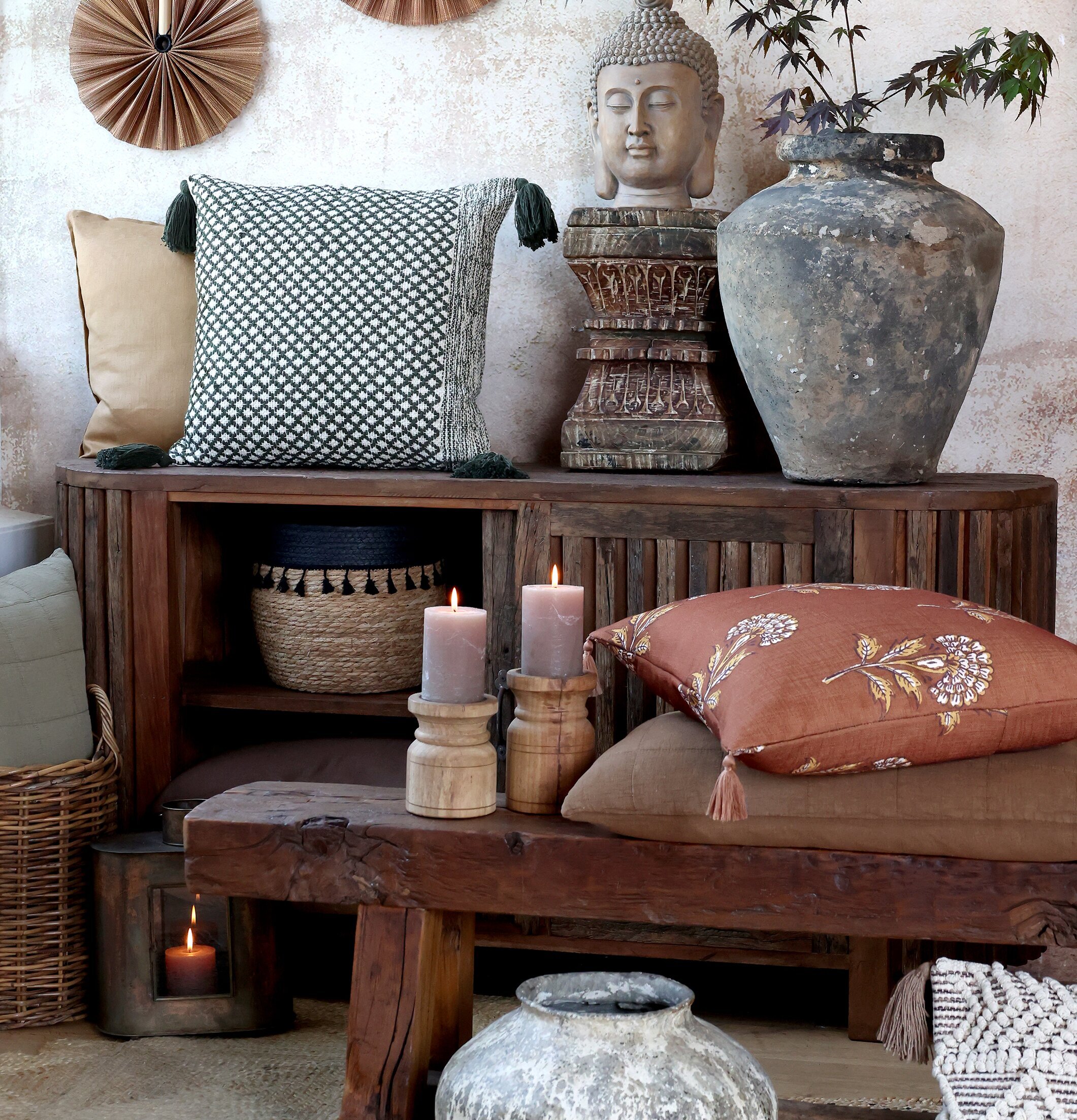 Kuddfodral Aix Terracotta från Chic Antique i rustik miljö