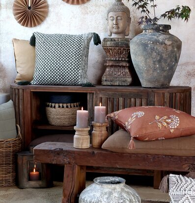 Kuddfodral Aix Terracotta från Chic Antique i rustik miljö