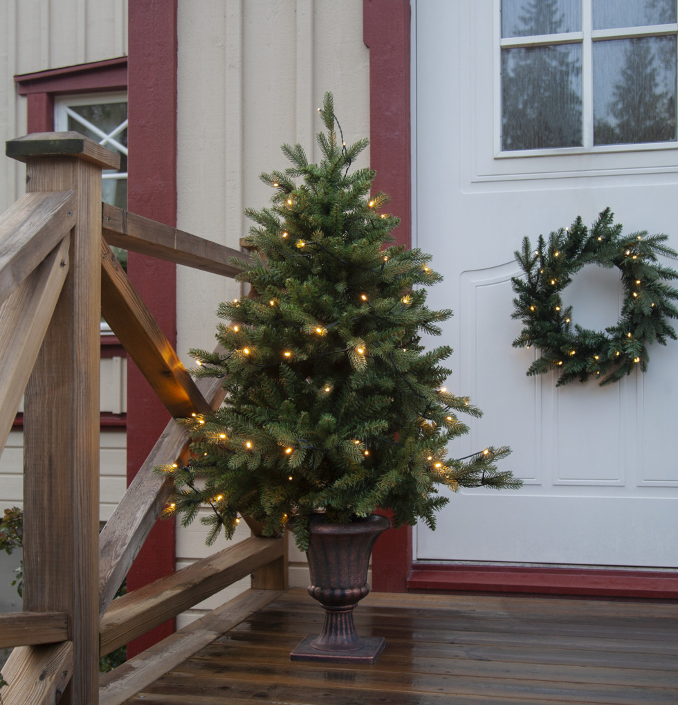 Julgran Med LED Byske från Star Trading på träveranda
