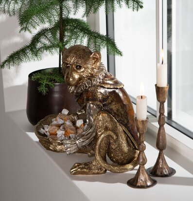 Apa Med Fat Antikguld från A Lot Decoration på fönsterkarm