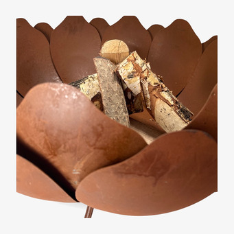 Eldfat Bloom Rost från Miljögården i rostigt stål utomhus