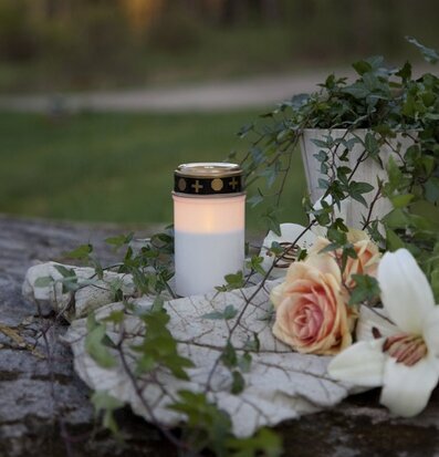 Gravljus LED Serene från Star Trading på mossbelupen sten