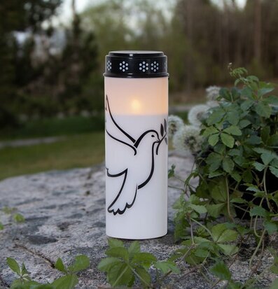 Gravljus LED Dove från Star Trading placerat på stenhäll