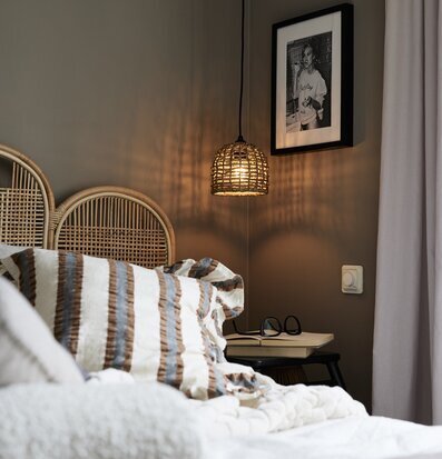 Bild av harmonisk och inbjudande sovrumsinteriör