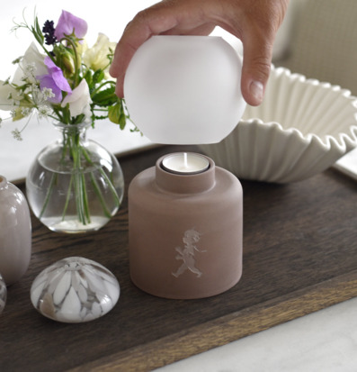 Bild av harmonisk inredning med dekorativa objekt