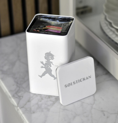 Foto av stilren plåtburk med retrocharm och funktionalitet