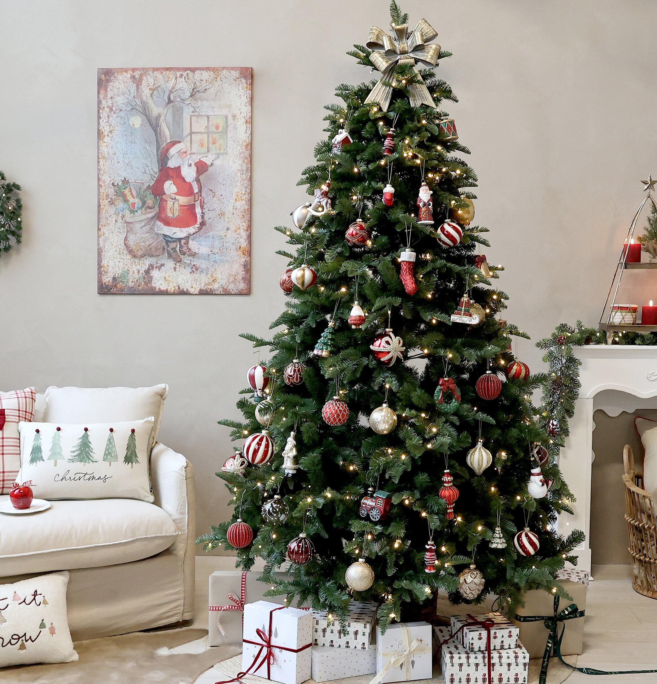 Bild av julstämning med dekorerad gran och julklappar