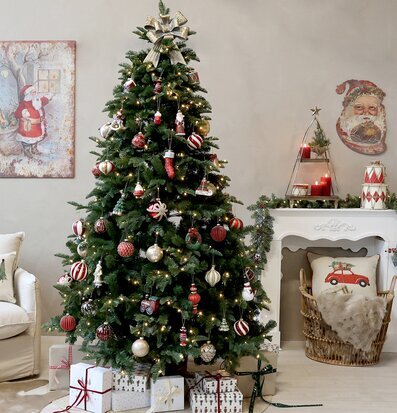 Bild av juldekorerat rum med varm och inbjudande känsla