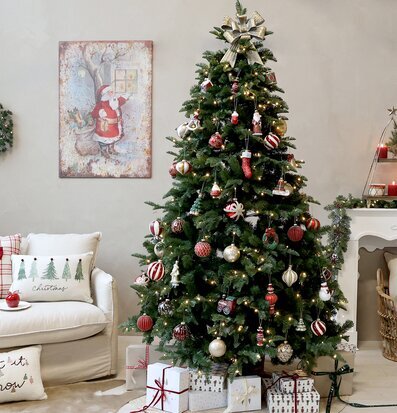 Bild av julstämning med dekorerad gran och julklappar