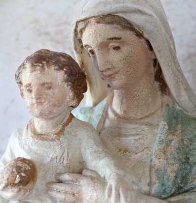 Bild av en detaljerad staty med moder och barn