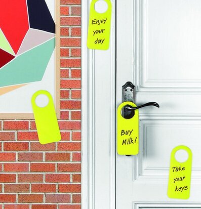 Post-It - Hook It Gul från Propaganda hänger på dörrhandtag