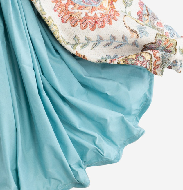 Foto av konstnärlig bordslampa med livfulla textilier