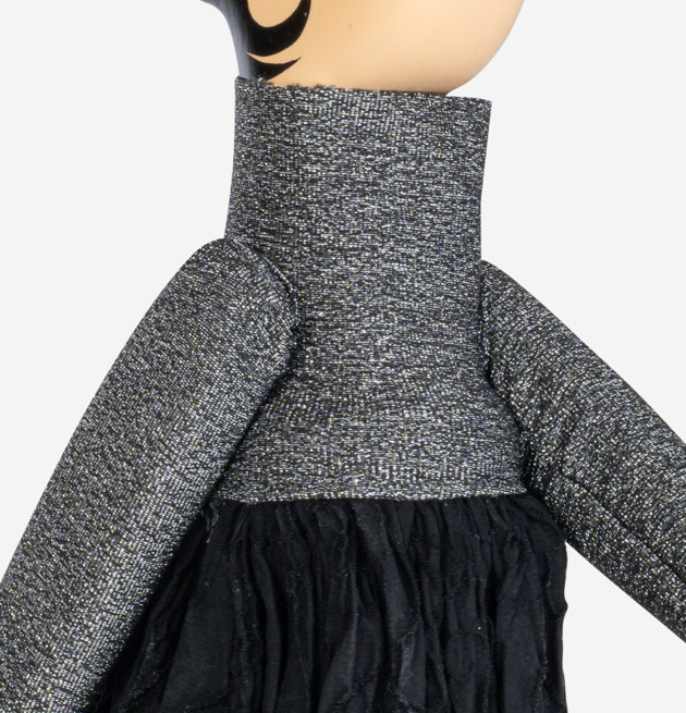 Bild av detaljrik och stiliserad bordslampa i fokus