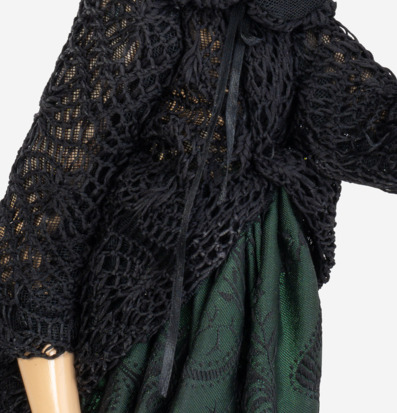 Foto av stilfull bordslampa med intrikata textilier