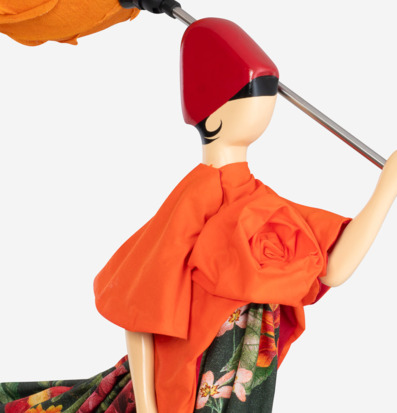 Foto av unik bordslampa med färgglada detaljer