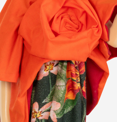 Foto av en livfull textilskapelse med blommigt mönster