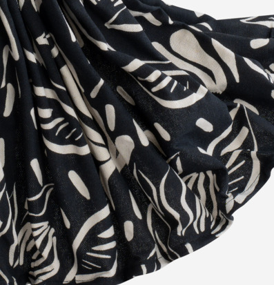 Bild av svartvitt textilmönster med dynamisk estetik