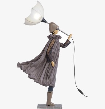 Bild av unik bordslampa med skulptural klänning