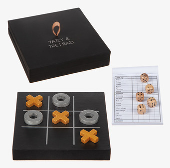 Foto av elegant trälåda med spel för hem och umgänge