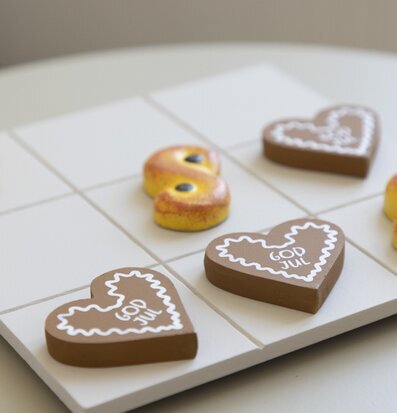 Foto av charmigt julinspirerat tre i rad-spel