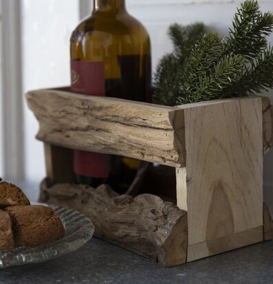 Bild av rustik trälåda med vinflaska och grankvistar