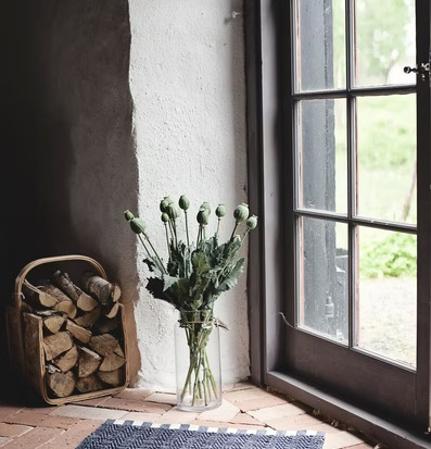 Matta ERNST Beige från Ernst i ett rustikt och ljust rum