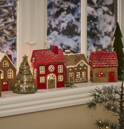 Bild av charmigt vinterlandskap med dekorativa ljuslyktor