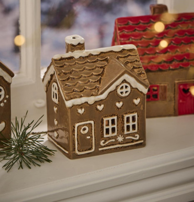 Bild av stämningsfull juldekoration med pepparkakshus