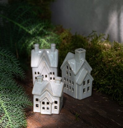 Bild av charmiga keramiska ljushus i naturlig miljö