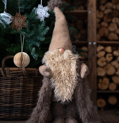 Bild av tomtefigur med gran och ved för julstämning