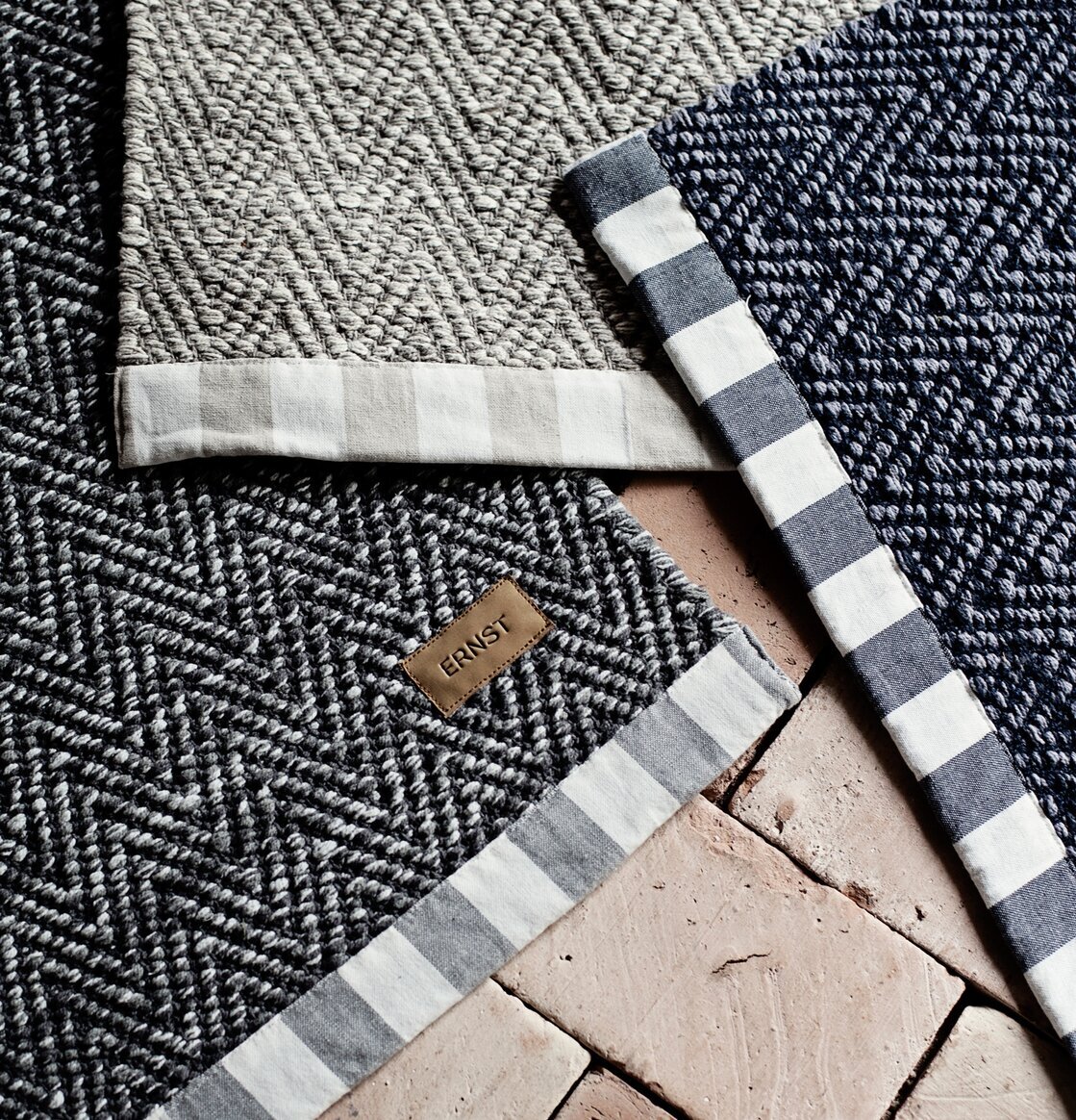 Matta ERNST Beige från Ernst på ljusrött tegelgolv