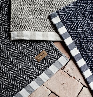 Matta ERNST Beige från Ernst på ljusrött tegelgolv