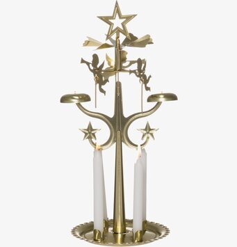 Bild av ett detaljrikt änglaspel i mässing med ljus