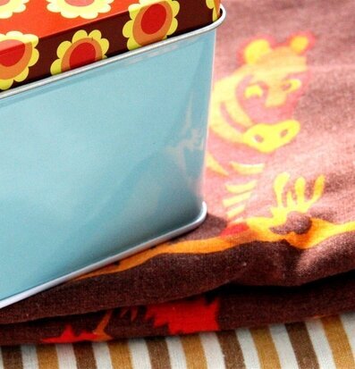 Blafre Liten box - Retrofärger på en färgglad tygbakgrund