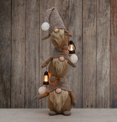 Bild av charmig dekoration med tomtar och LED-lanternor