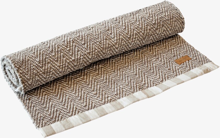 Matta ERNST Beige från Ernst med vävd design och läderetikett