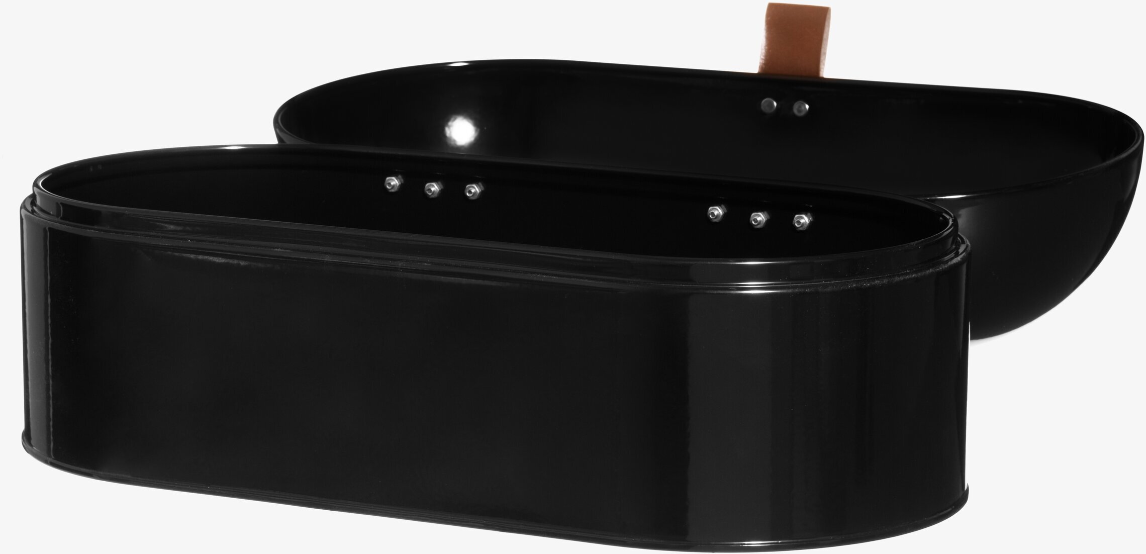 Bild av elegant och funktionell svart brödbox i köket