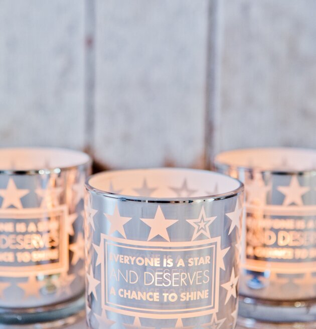 Star - Majas Cottage ljuslykta med stjärnmönster och text