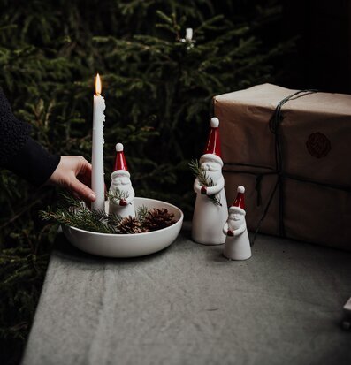 Foto: Stämningsfull juldekoration med tomtar och ljus