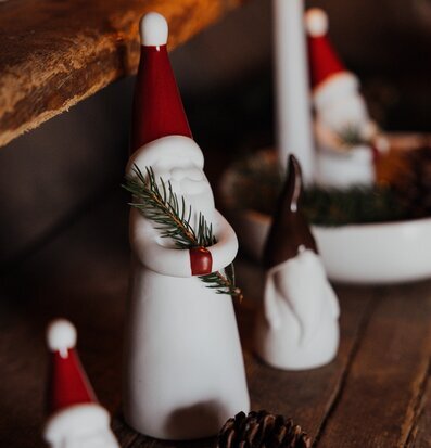 Bild av hemtrevlig scen med tomtar och dekorationer