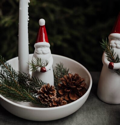 Bild av skandinavisk vinterdekor med ljus och tomte