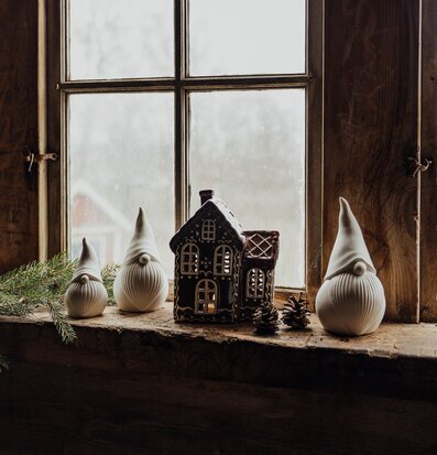 Bild av rustik fönsterbräda med charmiga dekorationer