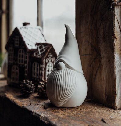 Bild av rustik fönsterbräda med tomte och pepparkakshus