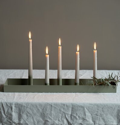 Bild av ljusstake med magnetiska ljushållare i grönt