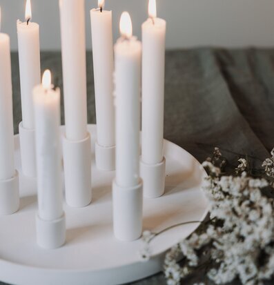 Bild av stilrent ljusarrangemang med vita stearinljus