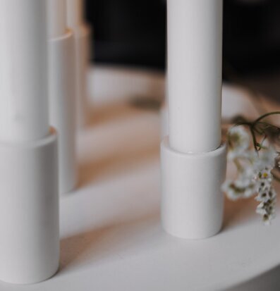 Bild av stilrent ljusfat med blommor i harmonisk miljö